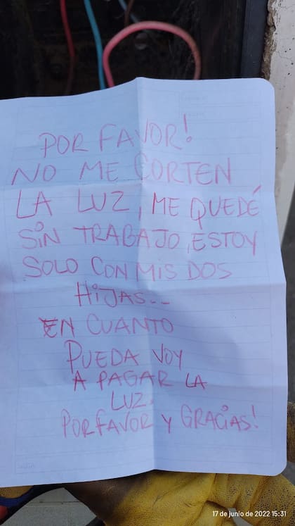 El cartel que escribió el hombre de San Luis, junto con el pedido desesperado para que no le corten la luz