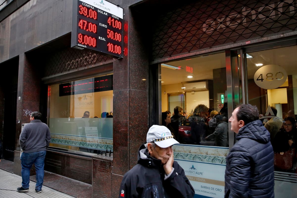 El cartel que marca un nuevo récord, la cara de preocupación y el local de cambio lleno de gente