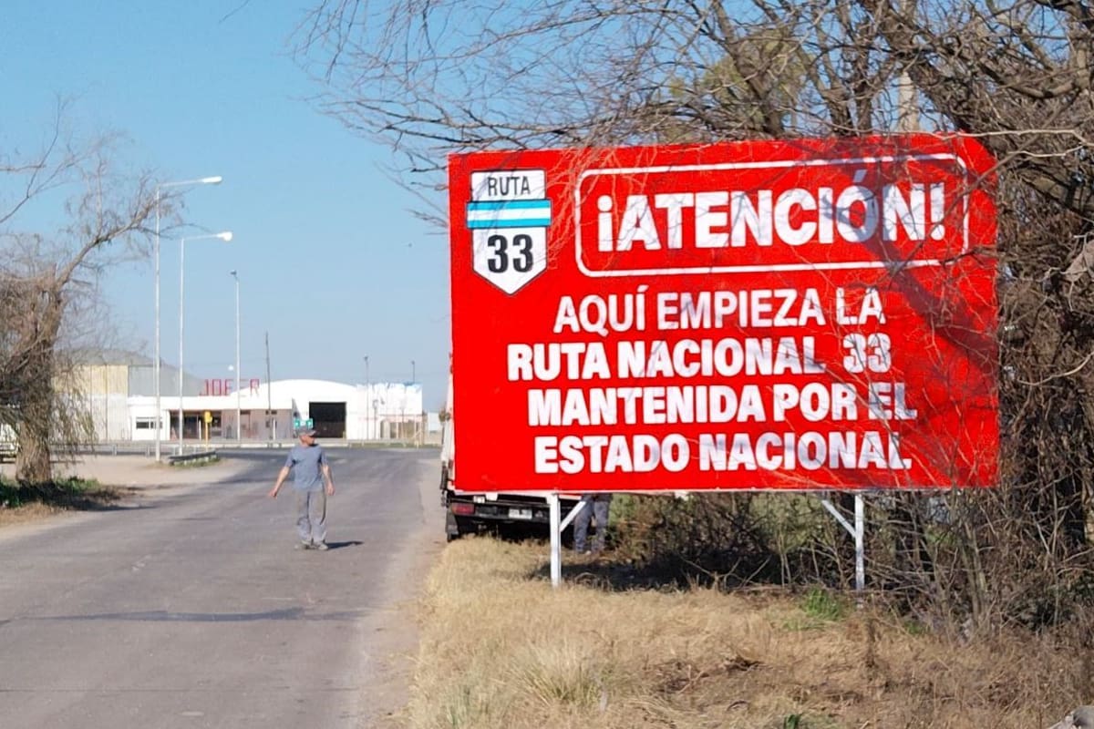 El cartel que señaliza donde comienza la ruta nacional 33; la Justicia acusó al Gobierno por su deterioro