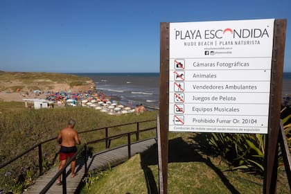 El cartel recuerda las reglas de convivencia de este parador naturista creado en 2001