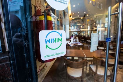 El cartelito que avisa que el restaurante está adherido