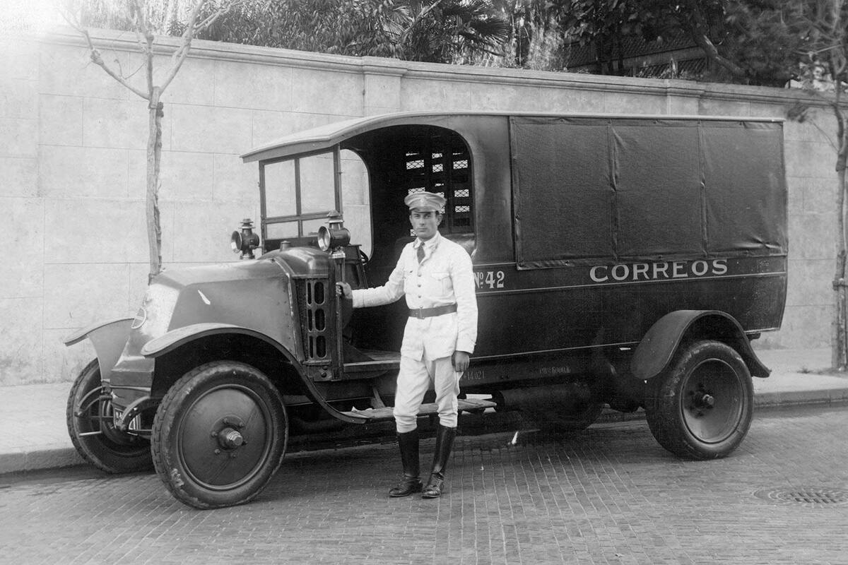 El cartero, de impecable uniforme.