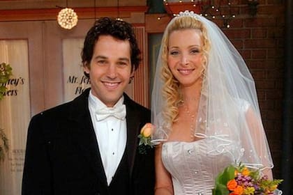 El casamiento de Phoebe Buffay (Lisa Kudrow) y Michael "Mike" Hannigan (Paul Rudd) en Friends
