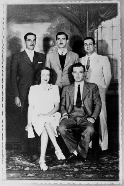 El casamiento de Silvina Ocampo y Bioy, en Las Flores. Atrás, los testigos: Oscar Pardo, Enrique Luis Drago Mitre y Jorge Luis Borges
