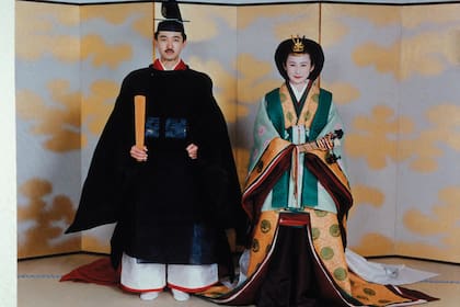 El casamiento de sus padres, en 1990, tuvo toda la pompa de las bodas imperiales. Su madre, la princesa Kiko, llevó un kimono de seda que pesaba 17 kilos y costó unos 300 mil dólares.