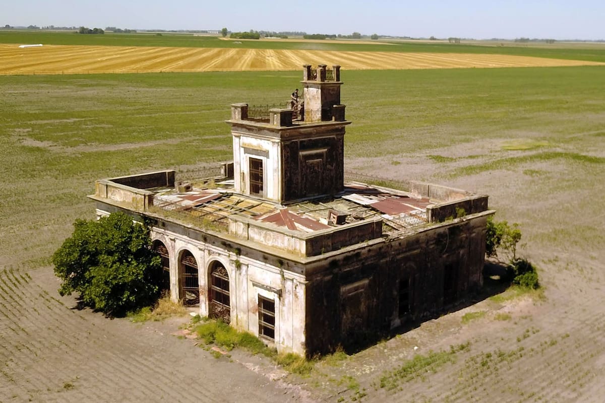 El casco abandonado de la estancia La Chica, ubicada entre los partidos bonaerenses de Salto y Chacabuco, provincia de Buenos Aires; lo frecuentaban distintos grupos de turismo rural durante los fines de semana
