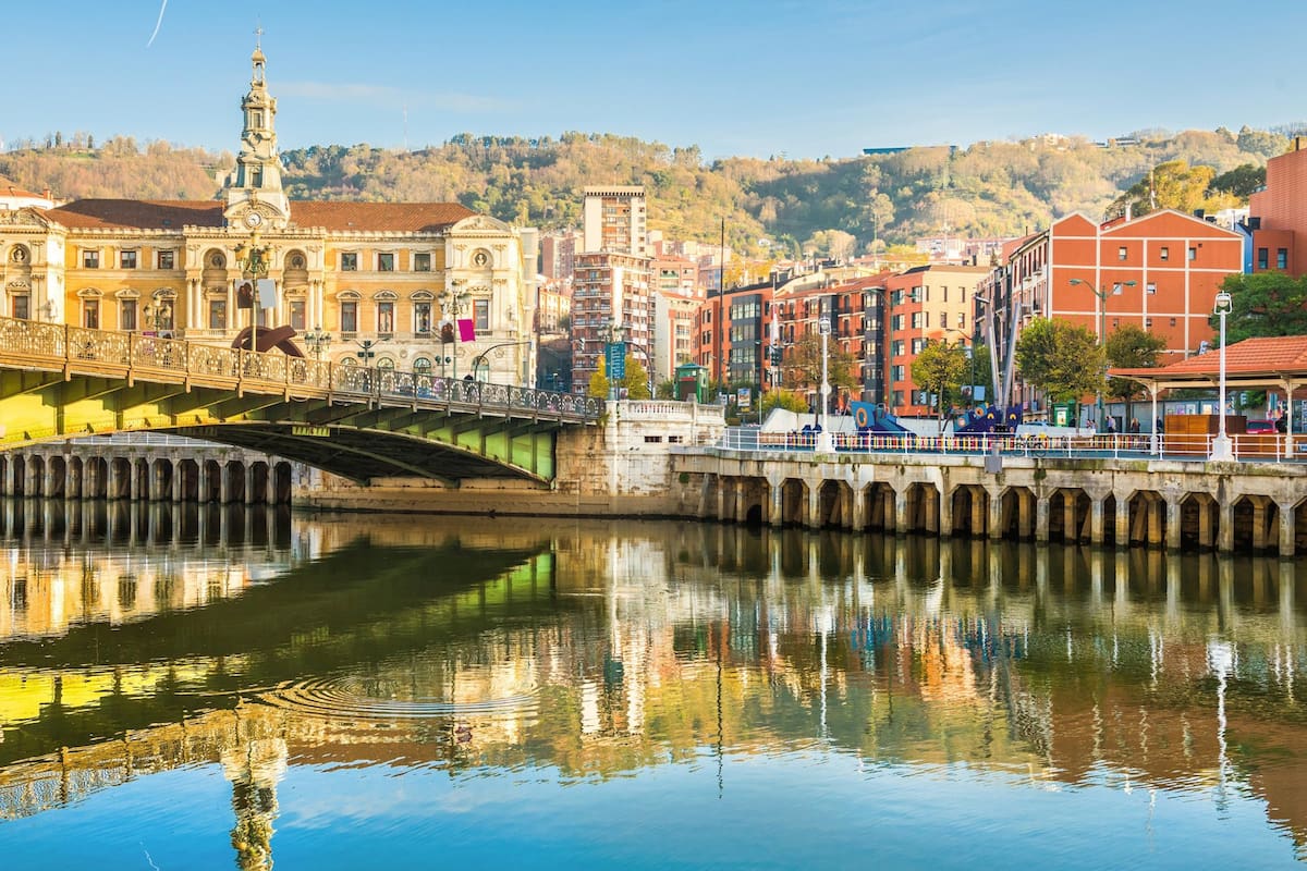 El casco antiguo, el río Nervión y el monte Artxanda, una de las postales de Bilbao