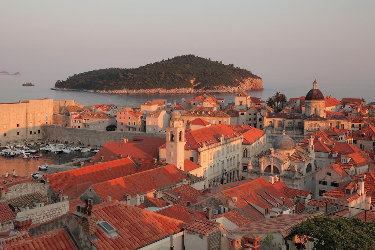 El casco antiguo y, enfrente, la isla y parque nacional de Lokrum