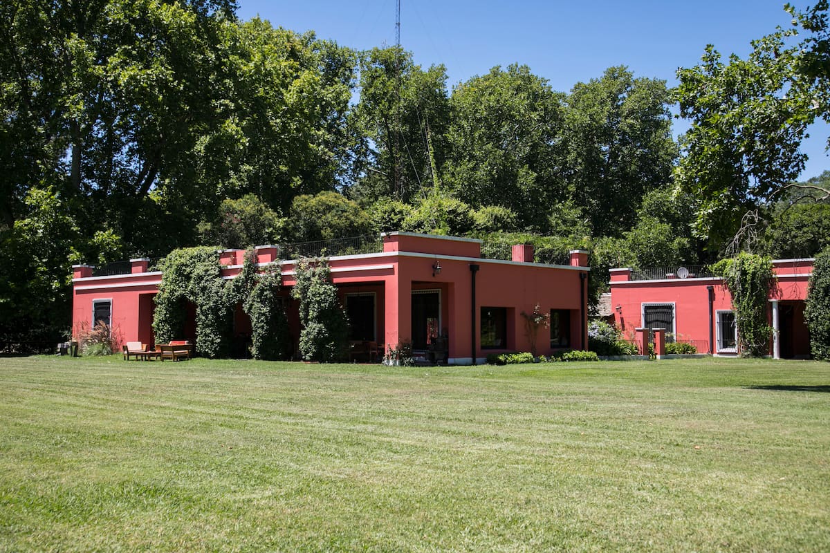 La construcción neocolonial con amplia galería del resort de campo Pampas de Areco, en San Antonio de Areco.