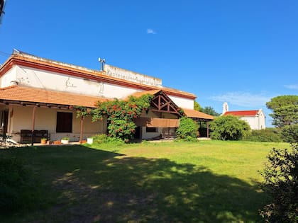 El casco de la estancia Hucal, antiguamente propiedad de la familia Cambaceres, hoy pertenece a la familia Bencich (los desarrolladores de edificios clásicos de Buenos Aires, que se destacan por sus cúpulas)