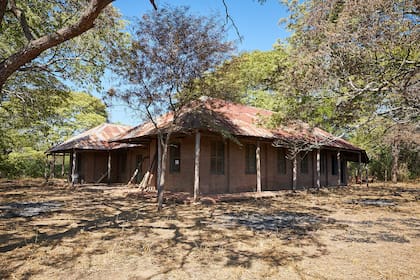 El casco de la estancia La Fidelidad, todavía abandonado y cerrado dentro del Parque Nacional El impenetrable