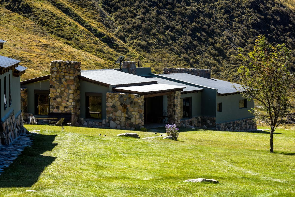 Las cabalgatas por este paraje remoto del Valle de Uco son imperdibles, como la que lleva hasta una laguna azul brillante.