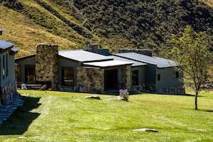 El casco de Rancho 'e Cuero se levanta en un paraje único del Valle de Uco rodeado de montañas y a pasos de un arroyo que atraviesa la propiedad.