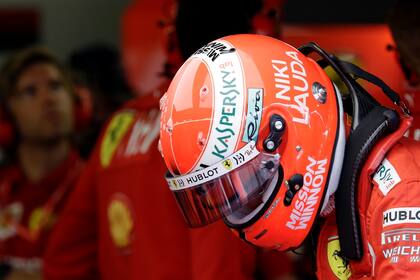 El casco de Sebastian Vettel recuerda a Niki Lauda