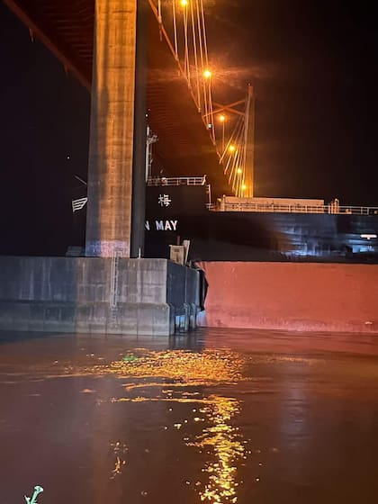 El casco del barco se partió contra el puente