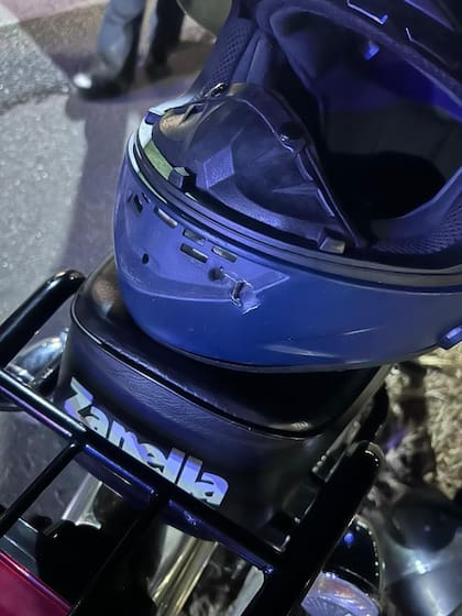 El casco del policía muestra la bala del tiro que le dieron los delincuentes.
