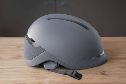 El casco Faro de Unit 1 tiene LEDs traseros para ser visible a la noche, ventiladores para refrescar al usuario y detección de caídas