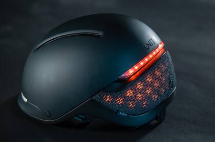 El casco Faro de Unit 1 tiene LEDs traseros para ser visible a la noche, ventiladores para refrescar al usuario y detección de caídas