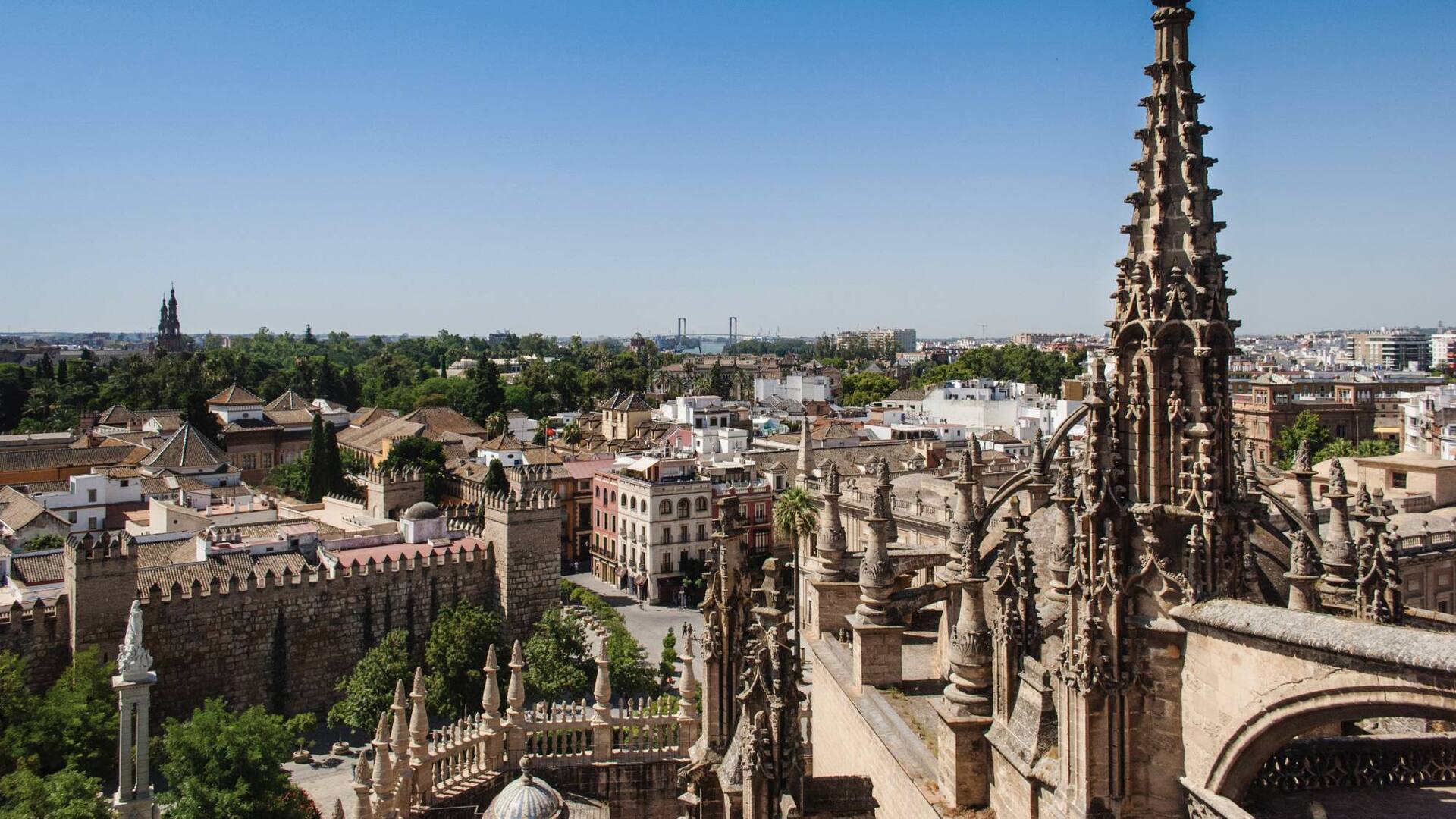 Vista de La Giralda y de la estructura go´tica de la Catedral desde las cubiertas del templo.