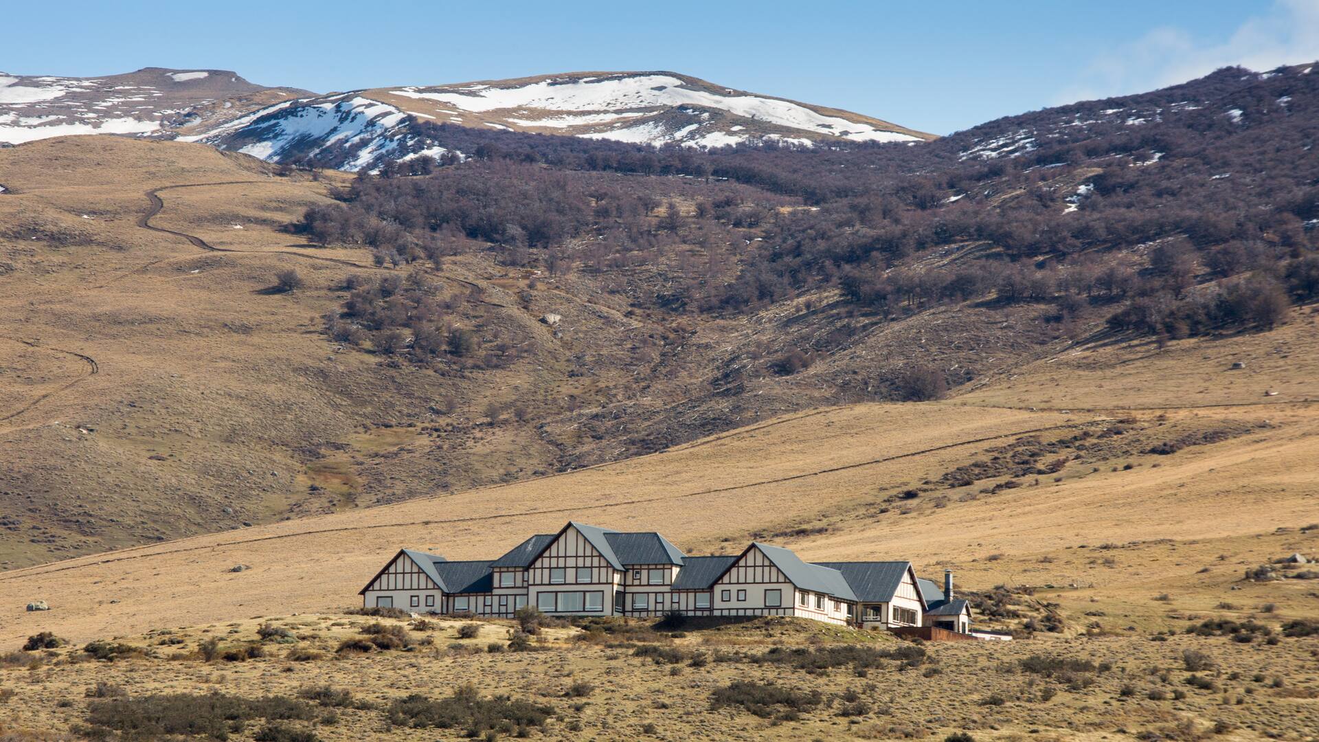 El aspecto exterior está inspirado en los tradicionales cascos de estancias patagónicas.