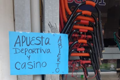 El casino de la calle Alpaca al 700 se anunciaba con un cartel hecho a puño y letra