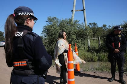 El caso Cecilia Strzyzoswki: un empleado de la familia Sena complicó a sus jefes y la Policía hace intensos allanamientos. Mónica Sánchez abogada de Melgarejo ingresando al campo donde se produce el allanamiento.