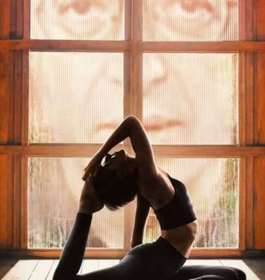 El caso de la argentina se cuenta en Twisted Yoga, sobre el culto del gurú Gregorian Bivolaru