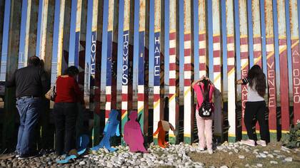 Biden prometió a los periodistas el ingreso a las instalaciones sobrepobladas para migrantes en la fronteras