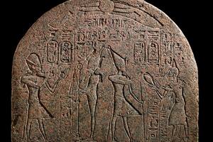 El caso investiga la compra del Louvre de Abu Dabi de una rara estela de granito rosado que retrata al faraón Tutankamón, por US$ 8,5 millones