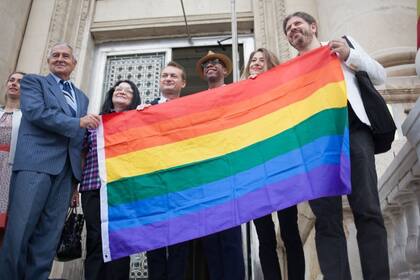 El caso presentado en 2013 por el rumano Relu Adrian Coman y su pareja estadounidense Robert Clabourn Hamilton (en el centro de la foto), determinó la sentencia del Tribunal de Justicia de la UE.