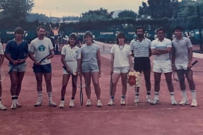 Graciela Pérez (4a desde la izquierda), junto con otros juniors y entrenadores, como Raúl Pérez Roldán (2do desde la derecha).