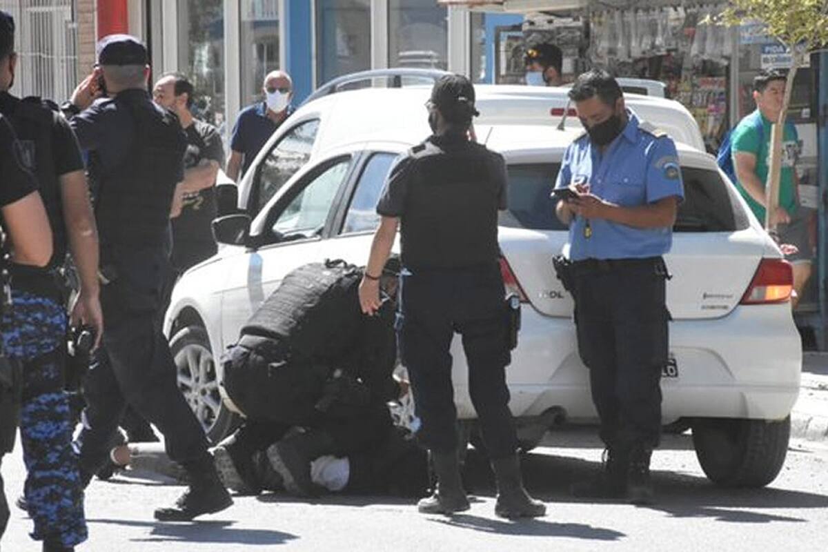 El caso sacude a la ciudad chubetense; según informó la fiscalía y la policía local, fue detenido un joven de 21 que fue pareja de una tía de la víctima