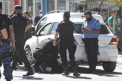El caso sacude a la ciudad chubetense; según informó la fiscalía y la policía local, fue detenido un joven de 21 que fue pareja de una tía de la víctima