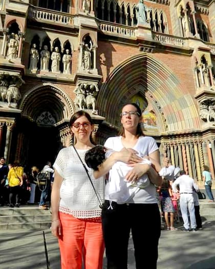 El caso se conoció en mayo: Andrea y Romina son cuñadas y una gestará al hijo de otra