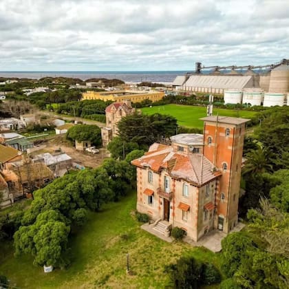 El Castillo Astelarra es considerado un símbolo de la época en que Quequén era uno de los destinos elegidos por la aristocracia argentina para sus vacaciones de verano