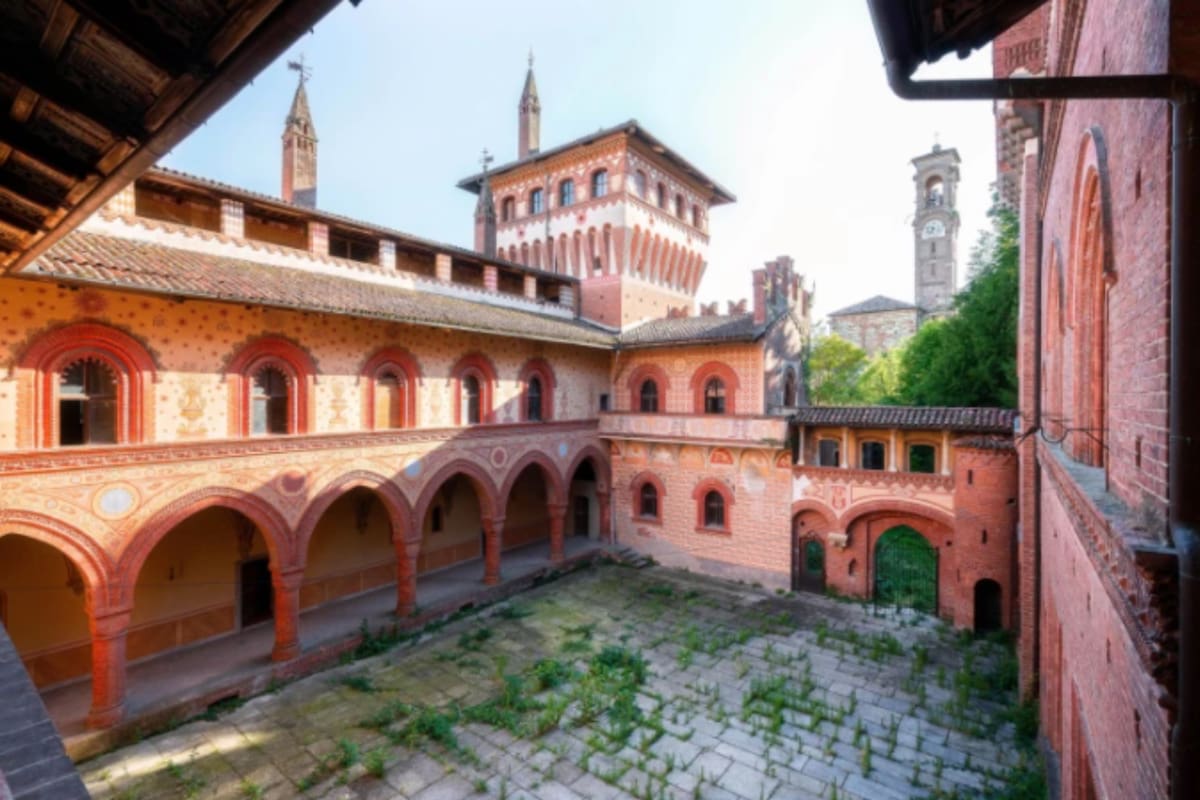 El castillo data del S.XVII y pasó por varios propietarios; Hoy, está abandonado hace casi 20 años