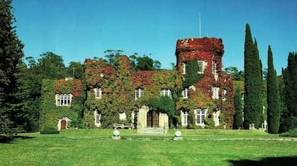 El castillo de Chapalmalal estaba totalmente cubierto de enrredaderas cuando pertenecía a los Martínez de Hoz; sus fachada recién vio la luz cuando fue comprada por su actual dueño, el empresario Andrés Garfunkel, en 2004