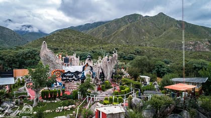 El castillo de Dionisio, en la costa riojana. Se puede visitar y recibe su actual dueño Pedro Fernández