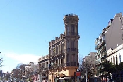El castillo de La Boca, de estilo catalán, adornado con almenas y figuras geométricas