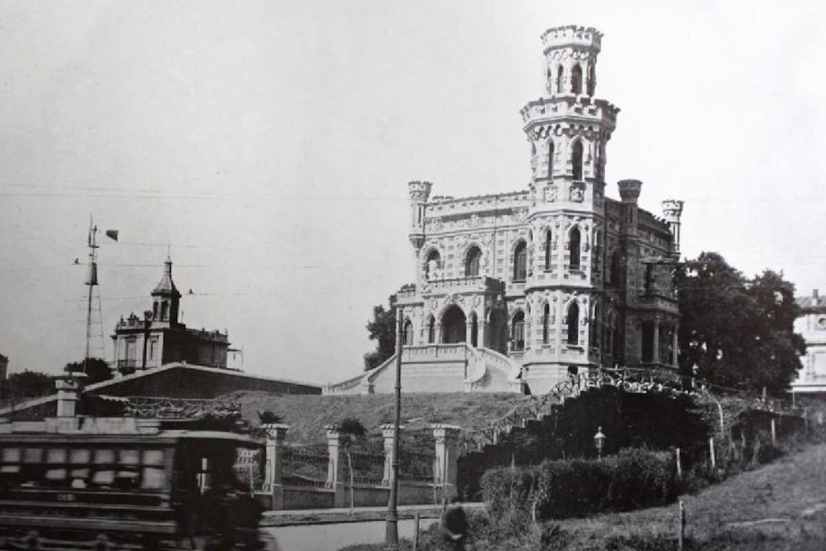El Castillo de los Leones se ubicaba en un terreno ubicado en las actuales José Hernández y Luis María Campos