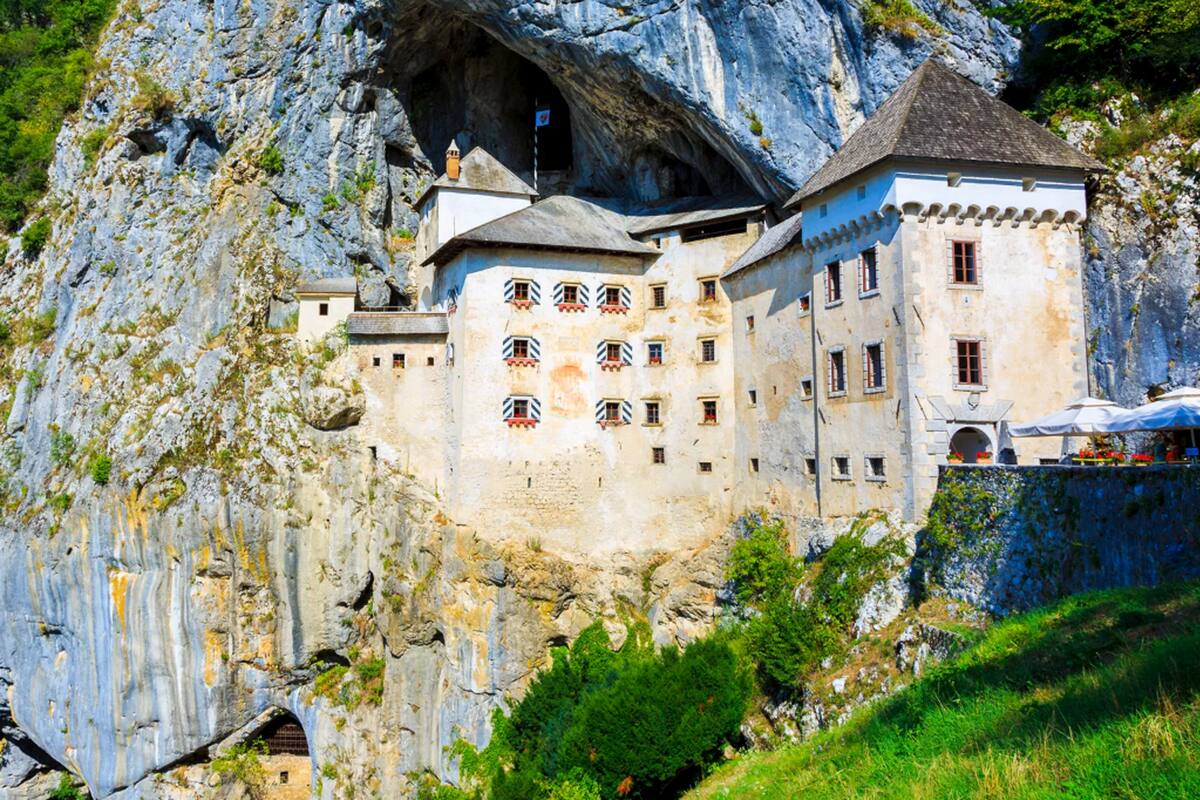 El Castillo de Predjama está construido sobre un acantilado de 121 metros de altura
