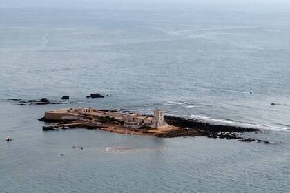 El Castillo de Sancti Petri se puede visitar por el turismo, en la playa de La Barrosa en Cádiz, España