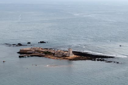 El Castillo de Sancti Petri se puede visitar por el turismo, en la playa de La Barrosa en Cádiz, España