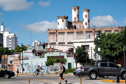 El "castillo" de Villa Crespo, en la calle Darwin 1251