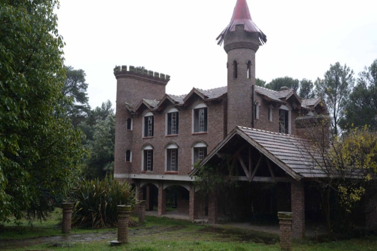 "El Castillo de Villa Ventana” es una construcción de los años 80, pero en 1990 el dueño empezó a levantar una planta baja con un gran comedor y dos galerías.