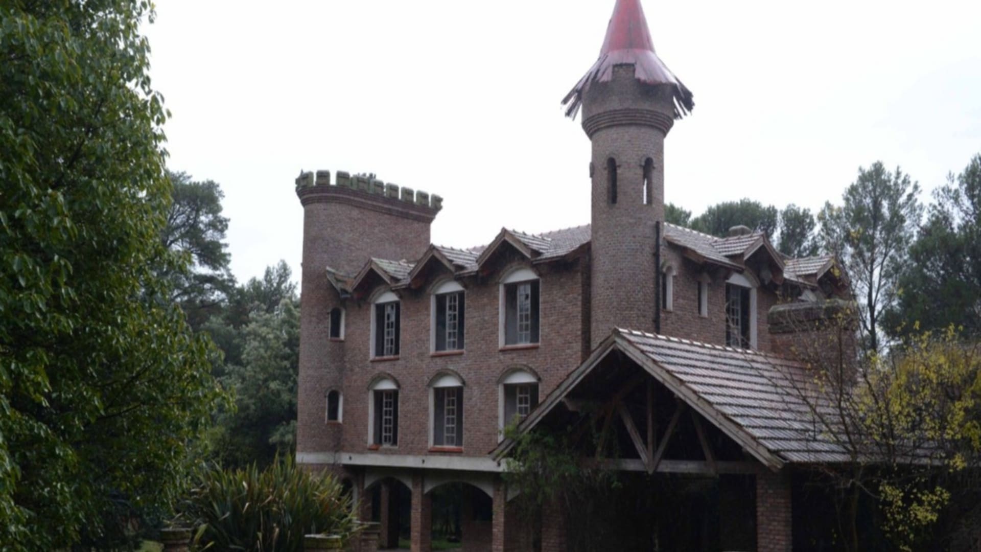 "El Castillo de Villa Ventana” es una construcción de los años 80, pero en 1990 el dueño empezó a levantar una planta baja con un gran comedor y dos galerías.