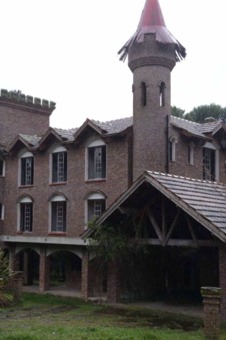 "El Castillo de Villa Ventana” es una construcción de los años 80, pero en 1990 el dueño empezó a levantar una planta baja con un gran comedor y dos galerías.