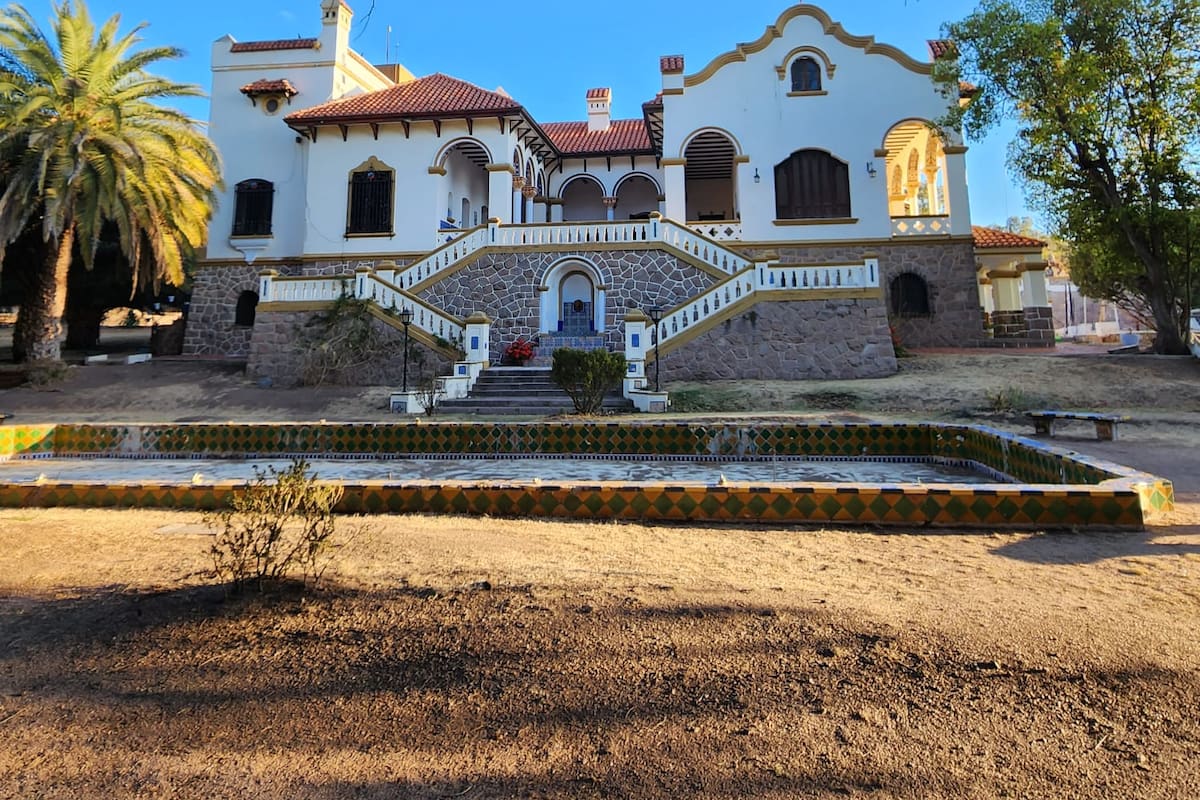 El castillo está en un predio de 14 hectáreas a pocas cuadras de la plaza de Capilla del Monte.