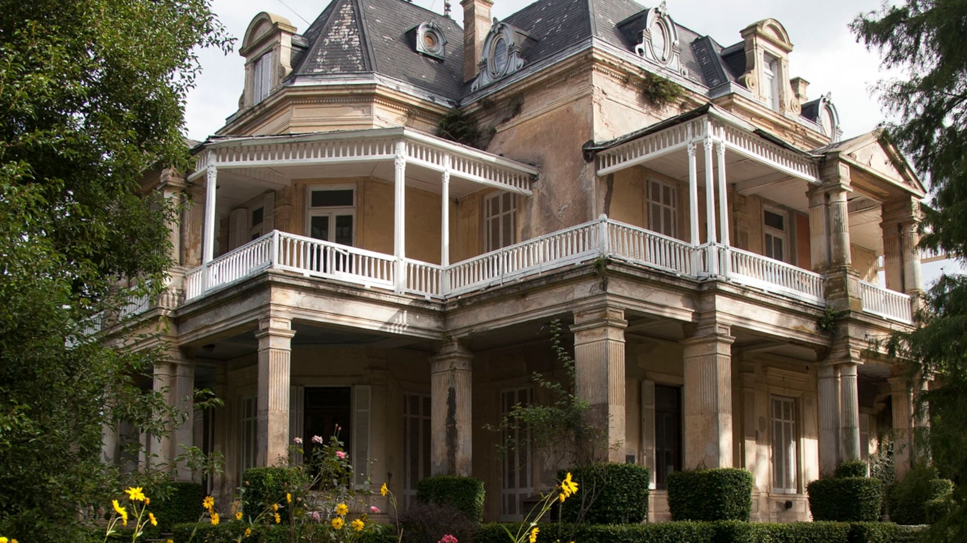 El castillo fue construido a toda pompa con estilo francés, tiene 24 habitaciones, pisos ingleses, un piano alemán, obras de arte y mobiliario original que perteneció a la familia de Carlos Guerrero