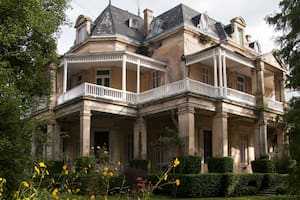 El castillo fue construido a toda pompa con estilo francés, tiene 24 habitaciones, pisos ingleses, un piano alemán, obras de arte y mobiliario original que perteneció a la familia de Carlos Guerrero